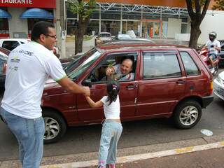 Menina entrega muda a motorista na Afonso Pena.