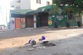 Polícia usou bombas de gás em bares no entorno da UFMS.  (Foto: Simão Nogueira)