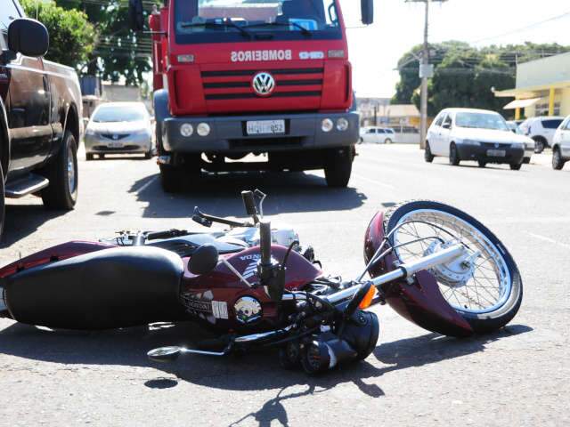  Mulher &eacute; atropelada por moto e sofre fratura exposta no p&eacute; direito; acidente aconteceu na Brilhante 