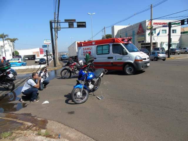 Motociclista fica inconsciente após acidente com caminhão na Zahran 