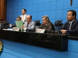 Deputados Junior Mochi (MDB), Onevan de Matos (PSDB) e Amarildo Cruz (PT), na mesa diretora (Foto: Victor Chileno/ALMS)