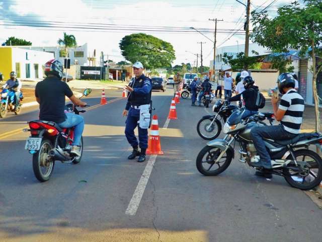 Para reduzir acidentes, campanha alerta que &quot;placa n&atilde;o &eacute; enfeite&quot;