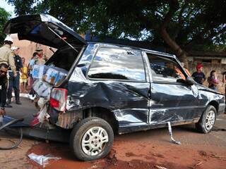 Depois de batida, carro capotou em cruzamento do bairro Buriti. (Foto: João Garrigó)