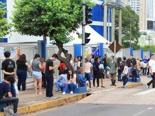 Estudantes momentos antes do portão abrir para aplicação da prova na Uniderp (Foto: Marina Pacheco)