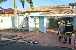 Bombeiros pularam muro para entrar na casa. Portões foram abertos quando a proprietária chegou. (Foto: João Garrigó)