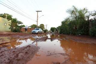 Pedestres e motoristas estão tendo dificuldade de passar pela rua devido a lama. (Foto: Marcelo Victor)
