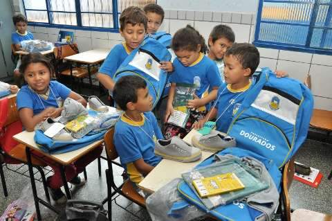 Prefeitura gasta R$ 3 milhões para distribuir uniforme e tênis a 27 mil alunos