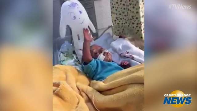 Com 2,8 kg e na mamadeira, Yago j&aacute; brinca &agrave; espera da alta m&eacute;dica