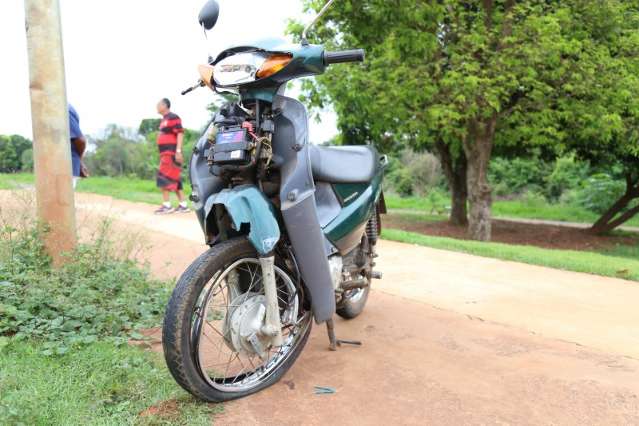 Condutor de motocicleta fica ferido em colisão com Fox na Avenida Nasri Siufi