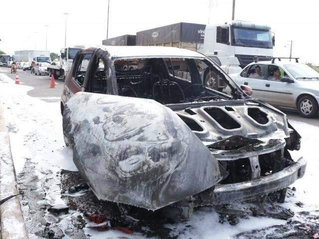Ve&iacute;culo pega fogo e fica destru&iacute;do na avenida C&ocirc;nsul Assaf Trad