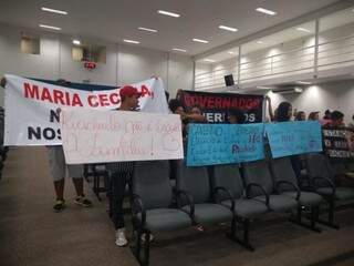 Alunos da Escola Estadual Riachuelo protestam na Câmara Municipal na manhã desta quinta-feira (20) (Foto: Danielle Valentim)