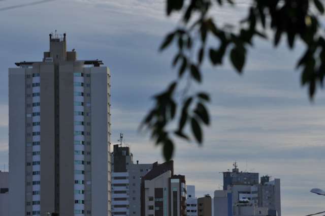 Domingo amanhece com c&eacute;u entre nuvens, mas n&atilde;o deve chover na Capital