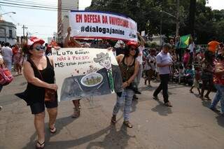 Manifestantes gritaram a favor da demarcação de áreas indígenas. (Foto: Fernando Antunes)