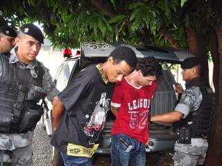 João Cunha, de camiseta preta, que roubou uma moto na última sexta-feira (28) e Tiago envolvido no sequestro desta madrugada. (Foto: João Garrigó)
