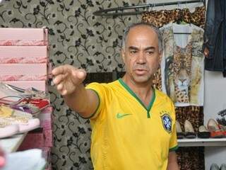 O comerciante Clayton Barbosa Nunes acredita que o problema inclui desaquecimento do mercado. (Foto: Marcelo Calazans)