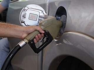Motorista abastece o carro em Campo Grande. Valor da gasolina caiu novamente em MS (Foto: Kísie Ainoã)