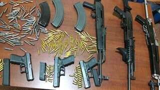 Armas apreendidas ontem na fronteira com MS (Foto: Capitanbado.com)