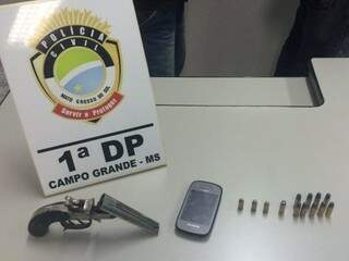 Arma usada na tentativa de assassinato e celular foram apreendidos (Foto: Divulgação)