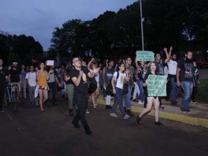 Estudantes fazem "peregrinação" na UFMS contra atos de intolerância