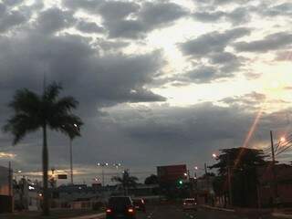 Em Campo Grande, o céu amanheceu encoberto por nuvens (Foto: Saul Schramm)