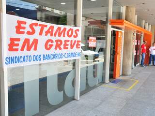 No centro da cidade, praticamente todas as agências fecharam as portas (foto: João Garrigó)