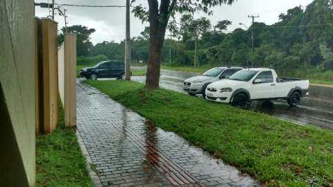 Chuva continua em Campo Grande e tempo será instável à tarde