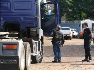 Policiais vistoriam caminhão usado pelo bando e apreendido na operação (Foto: André Bittar)