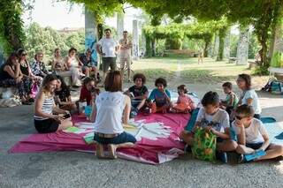 Os laboratórios acontecem ao ar livre com intuito de fazer a criançada brincar, ler e ouvir histórias em português. (Foto: Arquivo Pessoal)