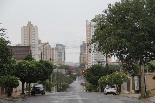 Domingo come&ccedil;a com chuva na Capital e permanece nublado na maior parte de MS