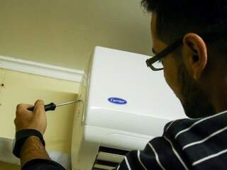 Sem limpeza, ar-condicionado pode ser vilão para saúde, com doença que vai de rinite à pneumonia.
(Foto: André Bittar)