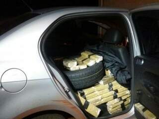 Tabletes de maconha estavam no banco de trás do veículo (Foto: Divulgação/ PRF)