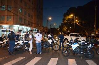 Interdição foi feita com motos do Bptran. (Foto: Vanessa Tamires)
