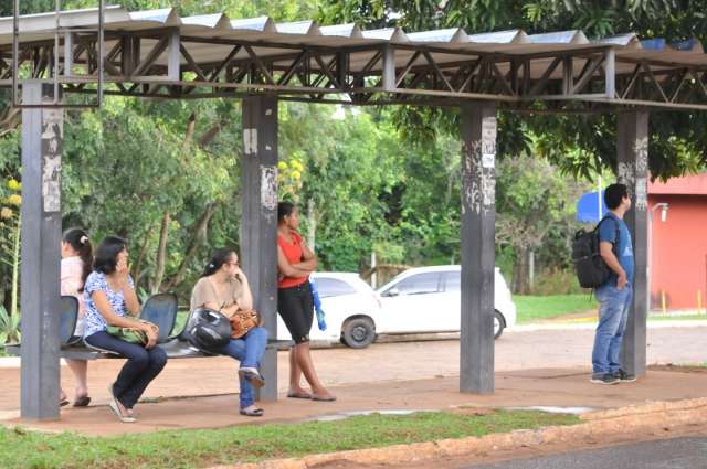 Sem estrutura, popula&ccedil;&atilde;o sofre com transporte no Parque dos Poderes