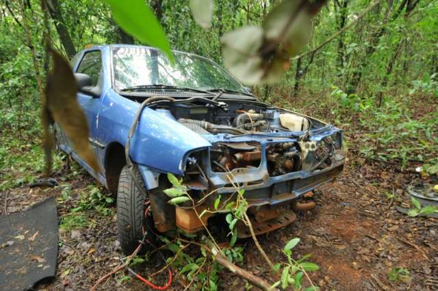 Pol&iacute;cia recupera carro furtado e descobre desmanche de ve&iacute;culos na Gury Marques