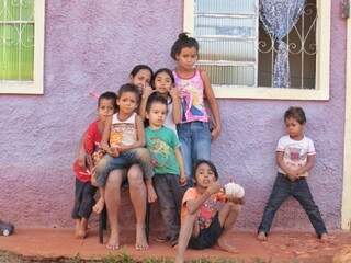 Lucimara com os filhos e sobrinhos que estavam na casa no momento do incêndio (Foto: Fernando Antunes) 
