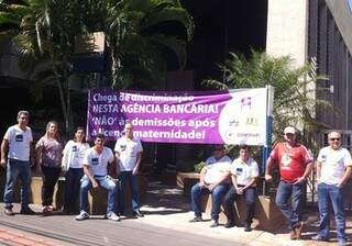 Protesto em frente à agência Personalite, na rua Cândido Mariano. (Foto: divulgação) 