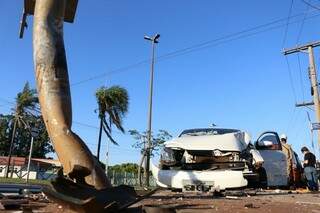 Frente de veículo envolvido em acidente ficou destruída depois de bater em poste (Foto: Henrique Kawaminami)