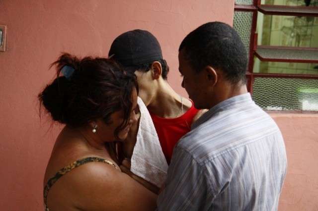 Fam&iacute;lia de menino com c&acirc;ncer pede ajuda para continuar tratamento 