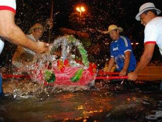 Devotos entram no rio para banhar o santo homenageado (Foto: Prefeitura de Corumbá)