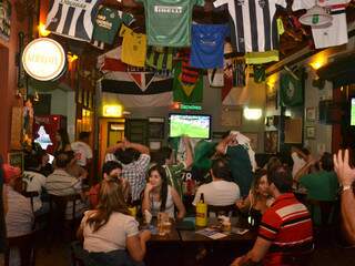 Torcedores palmeirenses ou não assistem a final da Copa do Brasil nos bares (Foto: Minamar Júnior)