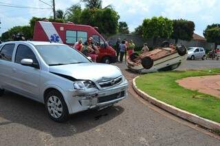 Um dos veículos ficou com as rodas para cima e ocupantes foram socorridos com ferimentos. (Foto: Simão Nogueira)