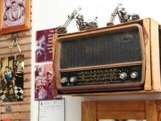 Objetos antigos, como o rádio de décadas atrás, fazem parte da decoração.