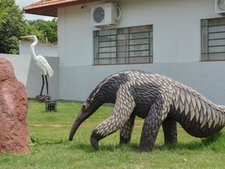 Do lado de fora estão esculturas de cupinzeiro, tamanduá-bandeira e tuiuiú feitos pelo artista plástico Cleir Ávila  (Foto: Divulgação)