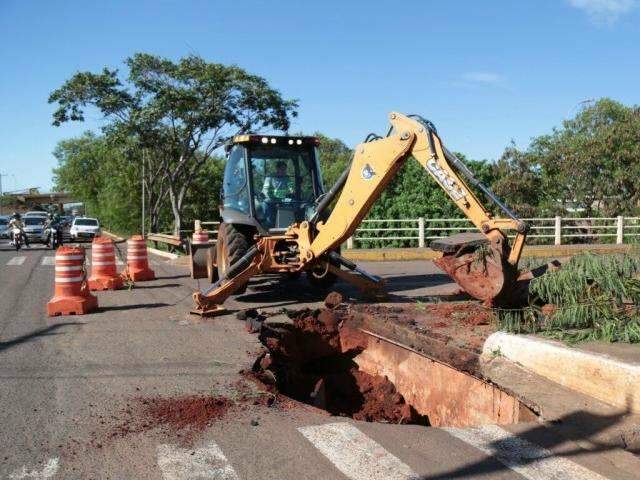 Ap&oacute;s cabeceira desmoronar, prefeitura come&ccedil;a obra na Ernesto Geisel 