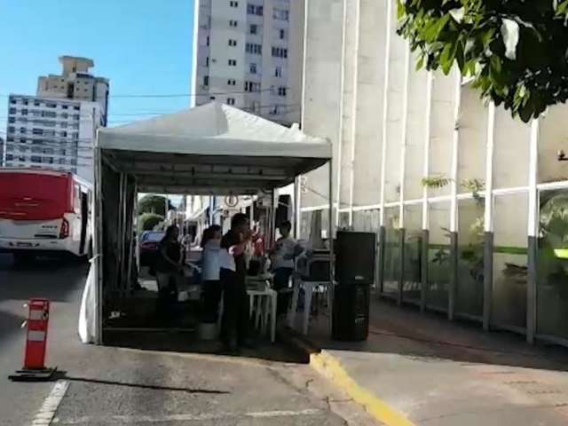 Em tenda na rua, Funtrab faz &uacute;ltimo mutir&atilde;o do ano para trabalhadores