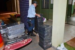 PMR retira tabletes de veículo que foi abandonado em Ivinhema. (Foto: IviNotícias/ Divulgação)