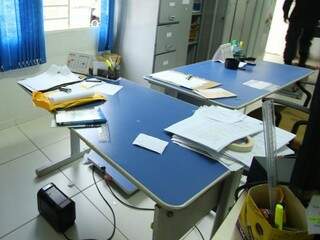 Dois computadores que estavam sobre as mesas foram levados (Foto: André Bittar) 