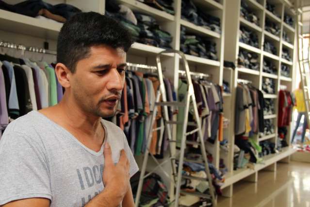 Consumidores voltam para trocar presentes e com&eacute;rcio aposta em novas vendas 