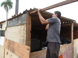 Reconstrução de barracos em área no Vespasiano Martins, após mudança de endereço da favela (Foto: Fernando Antunes)