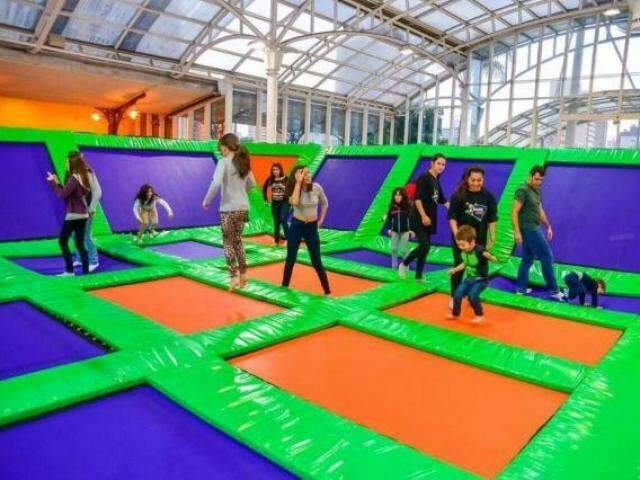 Depois de piscina de bolinhas, agora cama el&aacute;stica gigante chega para marmanjos